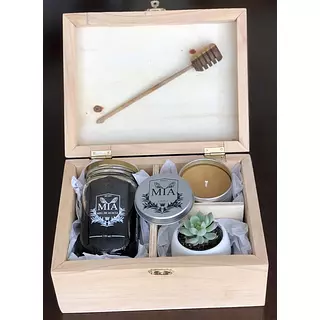 Caja de Pino con Miel de Acacia de 370 Ml, Molinillo, Vela y Maceta.