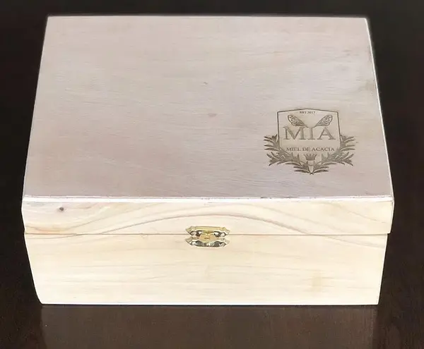 Caja de Pino con Miel de Acacia de 370 Ml, Molinillo, Vela y Maceta.