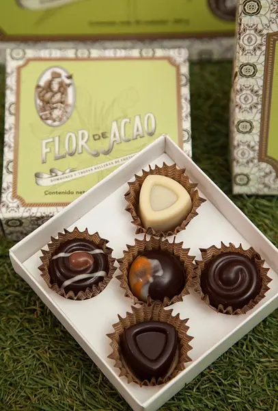 Caja de Bombones y Trufas Flor de Acao Rellena de Frutas Exóticas