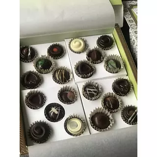 Caja de Bombones y Trufas de Chocolate Premium x 20 Unidades Flor de Acao