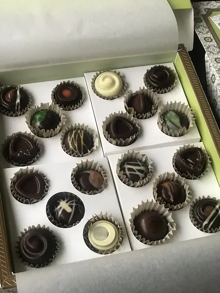 Caja de Bombones y Trufas de Chocolate Premium x 20 Unidades Flor de Acao