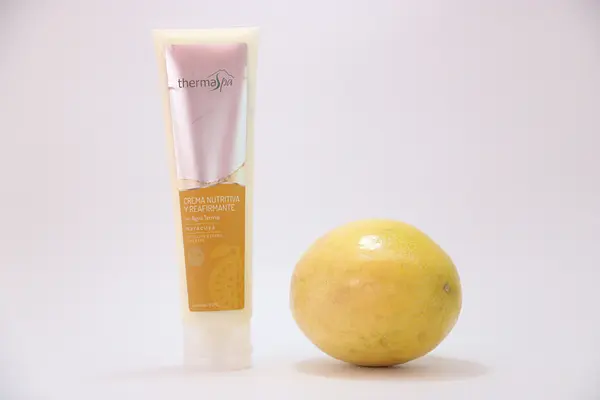 Crema Nutritiva y Reafirmante de Maracuyá Elaborada con Agua Termal