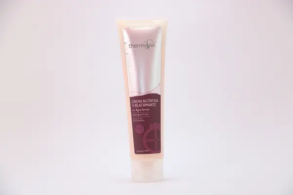 Crema Nutritiva y Reafirmante de Mangostino Elaborada con Agua Termal