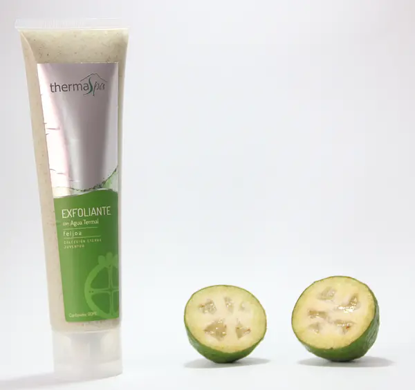 Exfoliante Natural de Feijoa Elaborado con Agua Termal y Albaricoque.