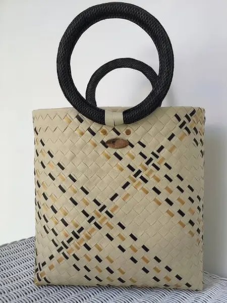 Bolso Esfera de Zuncho Beige con Cintas Rojas y Negras Artesanal