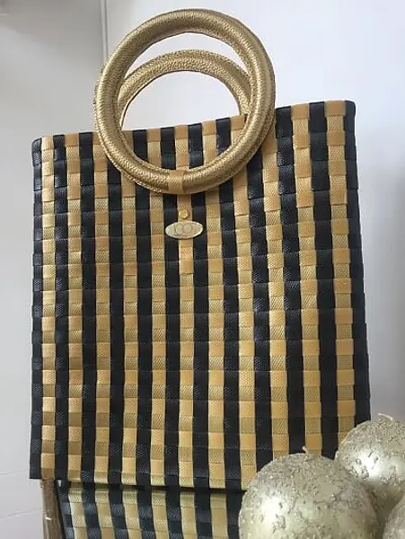 Bolso de Zuncho Dorado con Negro con Asa de Cuero Artesanal