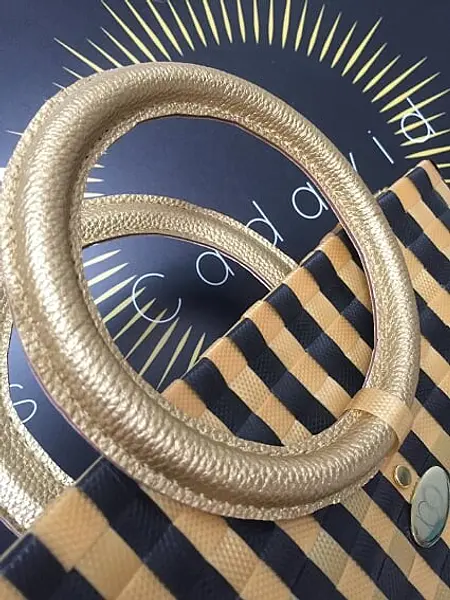 Bolso de Zuncho Dorado con Negro con Asa de Cuero Artesanal